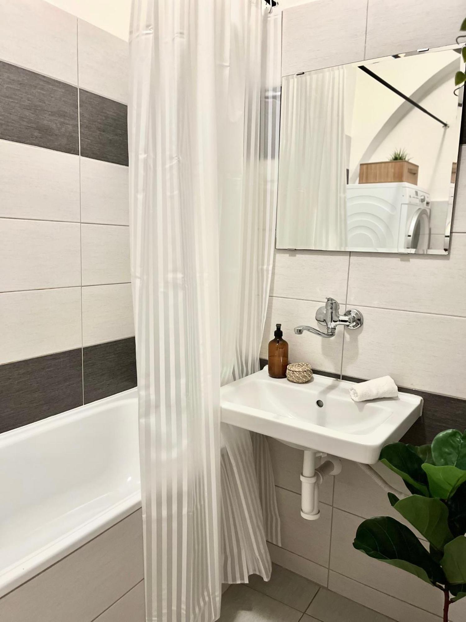 Apartment Lea - Old Town Bratislava Dış mekan fotoğraf
